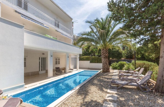 Nice apartment in Makarska