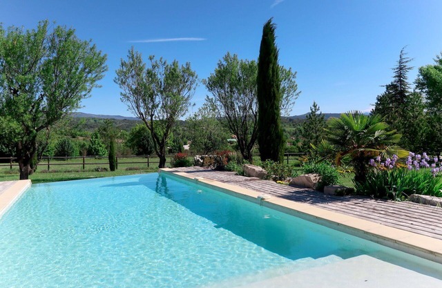 Nice apartment in villa for 8 people with WIFI, pool, TV, patio, pets allowed and parking