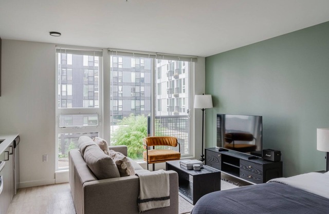 Nice Central District Studio w/Gym, near Parks & Dining, by Blueground