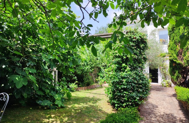 NICE CHARACTER HOUSE on the banks of the Loire AND ITS FLOWERED GARDEN, 10 MN FROM THE SEA