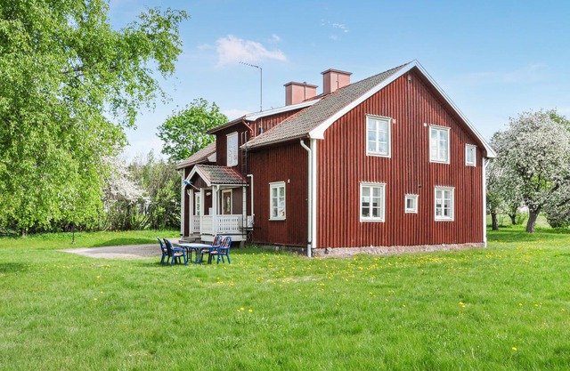 Nice cottage on large plot in Sunnemo.