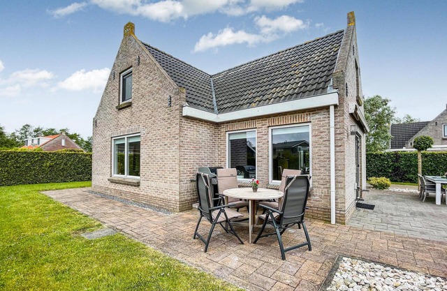 Nice home in Tzummarum with WiFi