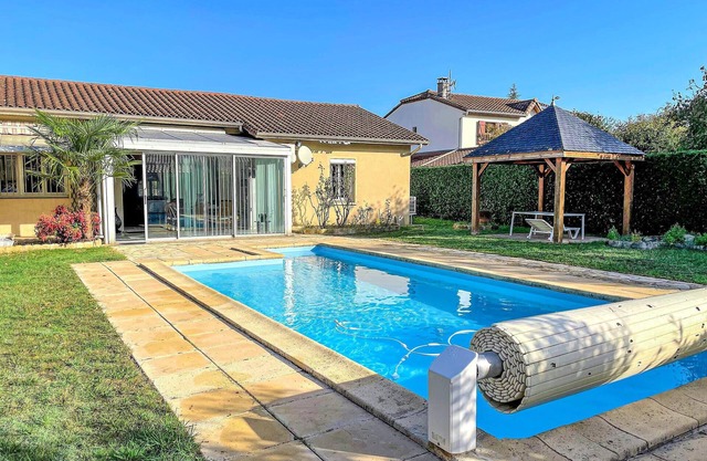 Nice vacation home with beautiful swimming pool north of Tarbes.