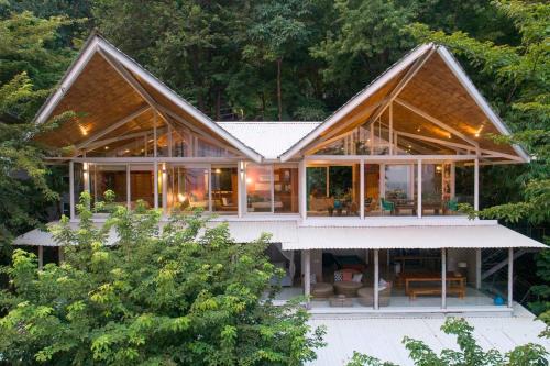 Nido Del Mar - Art-filled Beach House