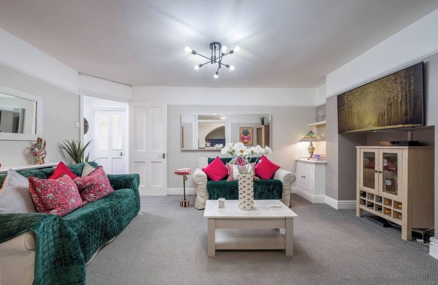 Niru Experience Chelsea Oasis with Courtyard