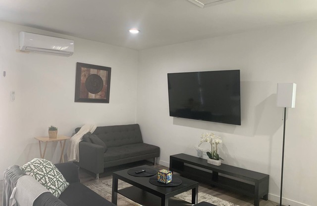 nModern One bedroom Guest House with WiFi, AC, Charming Patio, near Culver City,