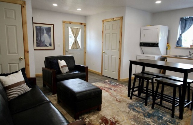 No cleaning or pet fees-Cozy apartment in town