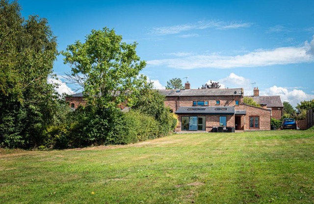 No1 Little Barrow Barns - Sleeps 10