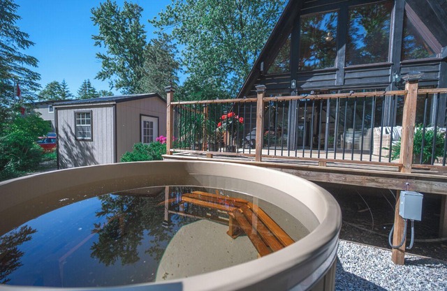 Nordic Spa Retreat - hot tub/Cold tub/sauna/fireplace