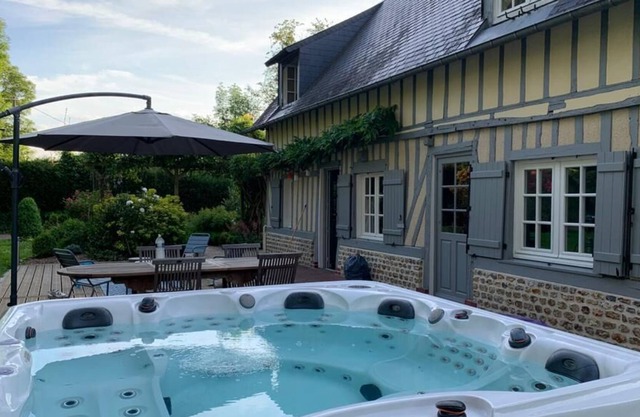 Norman house with Jacuzzi between sea and countryside