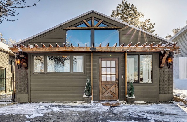 North Salt Lake Escape w/Hot Tub and Claw foot Soaking Tub