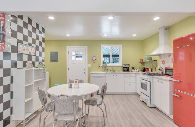 Nostalgically Retro w/Hot Tub-Exclusive & Private