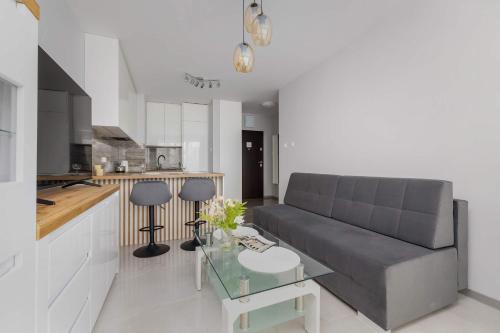 Nowoczesny Apartament w Gliwicach z Umeblowanym Balkonem by Noclegi Renters
