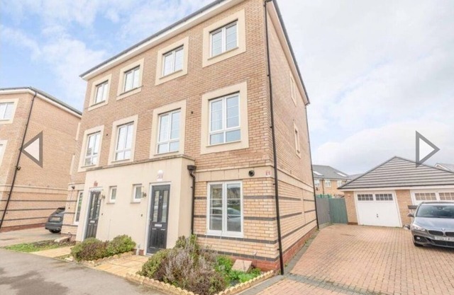 Nr Legoland/Ascot.Comfy House.Ample Parking.Upto 8