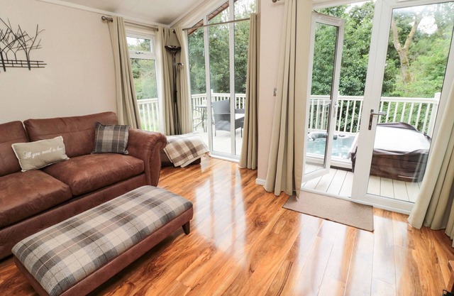 NUMBER 43 BURNSIDE LODGE, pet friendly, with hot tub in Felton
