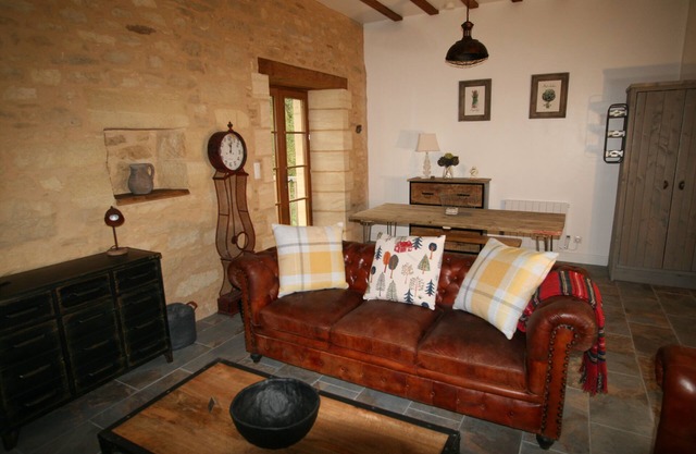 Oak Barn Luxury Self Catering Property with pool, ideal for families and couples
