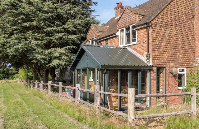 OAK MEADOW, pet friendly, character holiday cottage in Westfield