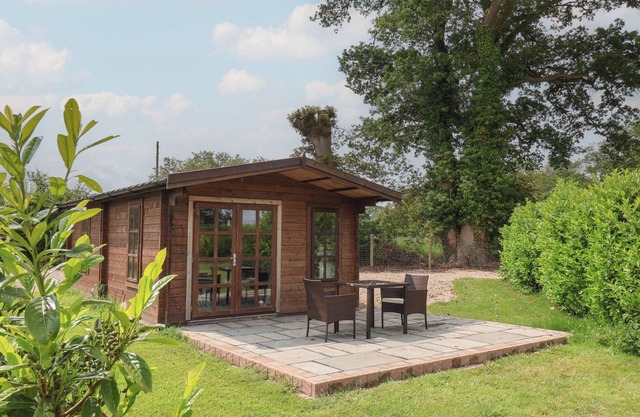 OAK TREE LODGE, romantic, character holiday cottage in Strensall