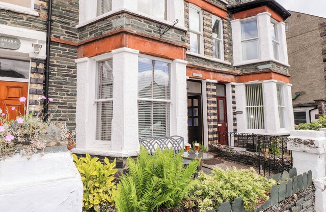OAKHURST, pet friendly, character holiday cottage in Keswick