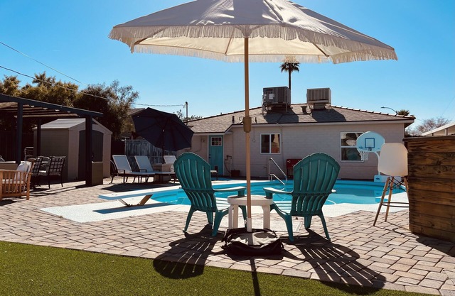 Oasis In The Desert With Pool! Home Sleeps up to 9!