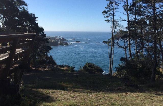 Ocean Cove House on Highway One. Large open yard above the Pacific Ocean