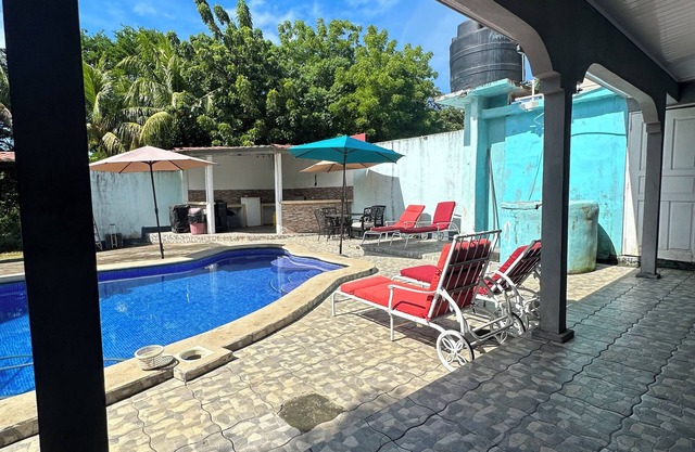 Ocean Eyes Pool House- Charming 3-bedroom house with WiFi & AC in Quizala
