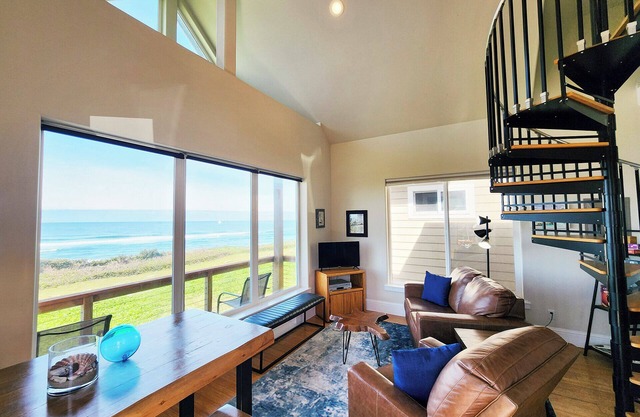 Ocean Front Cottage! Dog Friendly! Sleeps up to Four!