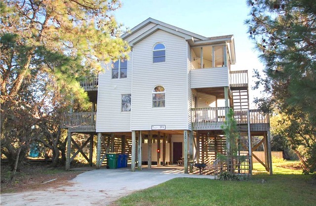 Ocean-side home with solar-heated pool & hot tub - dog-friendly