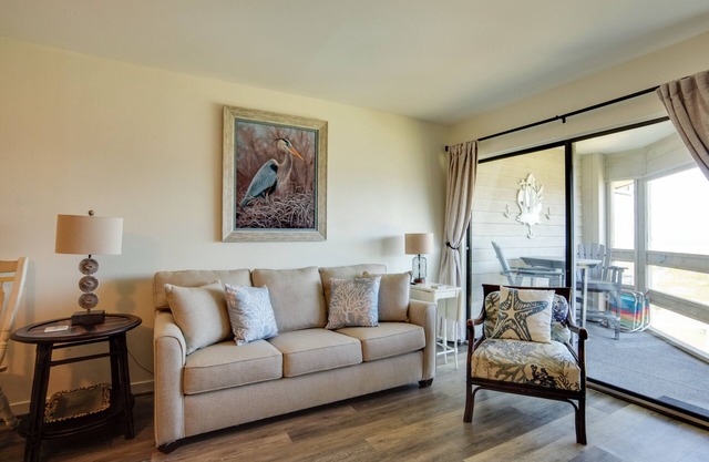 Ocean-View Island Condo w/Pool: Pets Welcome!