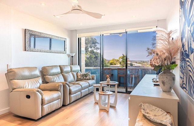 Ocean Views 2-Bed Apartment Minutes from Beach