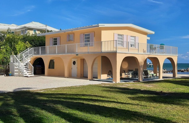 Oceanfront house private beach & protected dockage for up to 36' boat
