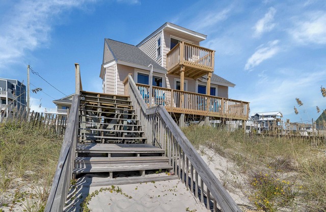 Oceanfront Beach Home - Sleeps 6-8 - Pet Friendly - Private Beach Access - Deck