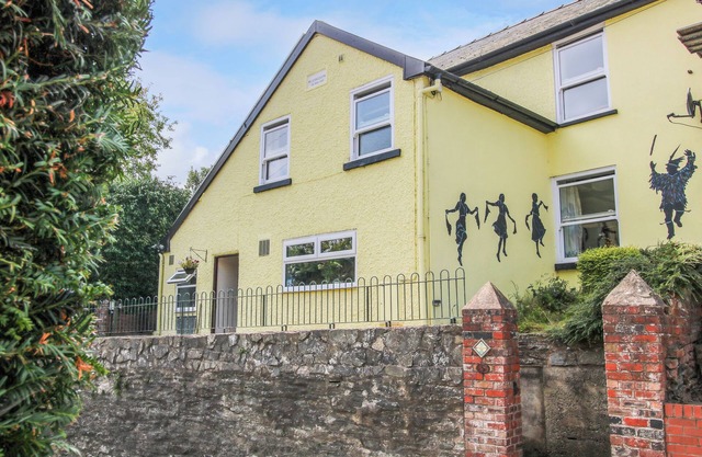 OLD BRICKLAYER'S ARMS, pet friendly in Bishop's Castle