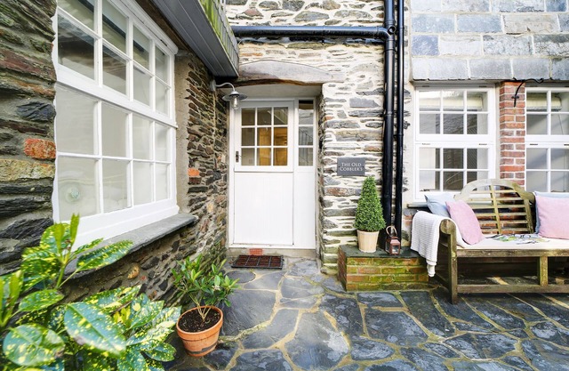 Old Cobblers, Port Isaac, modern accommodation which sleeps 4 and welcomes dogs