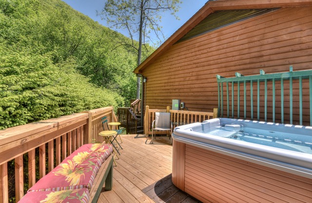 On Jonathan Creek! Family Oriented! Hot Tub! Small Dogs ok
