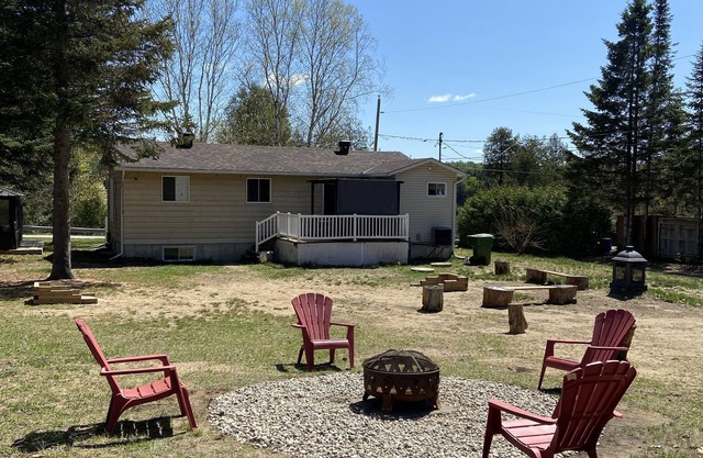 On La Lièvre river - Lovely cottage with private beach, pet friendly and Wi-Fi!