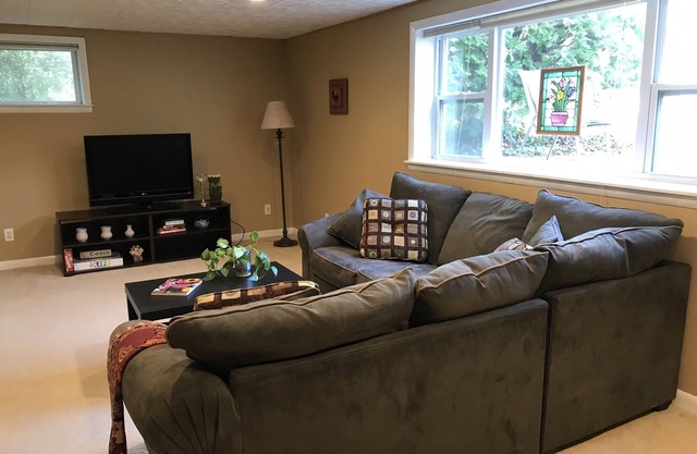 On Metro. Minutes from DC! Huge, new reno’d apartment. Walk to shops, eateries!