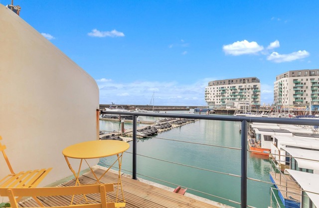 On the Water 6 A One-of-a-Kind Stay | Free Parking | By My Getaways