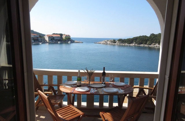 One bedroom apartment near beach Zaklopatica, Lastovo (A-8346-e)