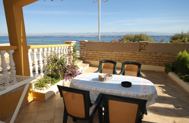 One bedroom apartment near beach Preko, Ugljan (A-8384-d)