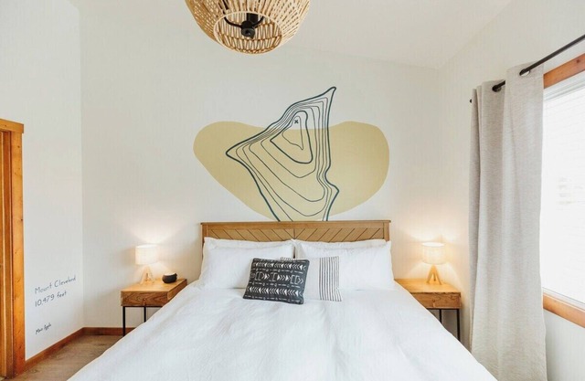 One-Bedroom King Deluxe Suite with Full Kitchen and Washer/Dryer in the Heart of Kalispell, MT