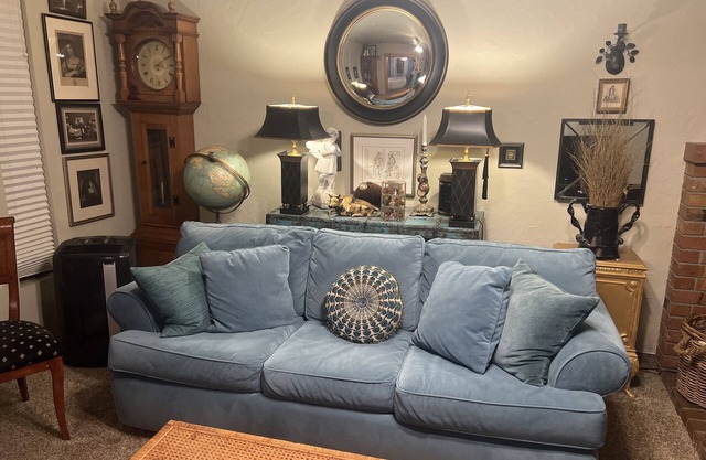 One Mile from I 5 Lovely suite, gas fireplace, air conditioned, dog friendly.