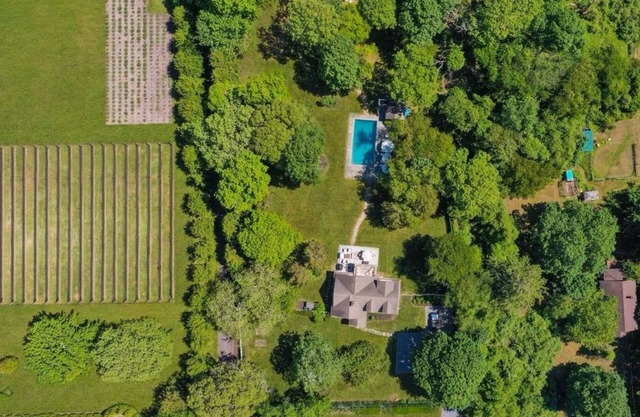 One Minute to Main St. East Hampton/Private Backyard Oasis
