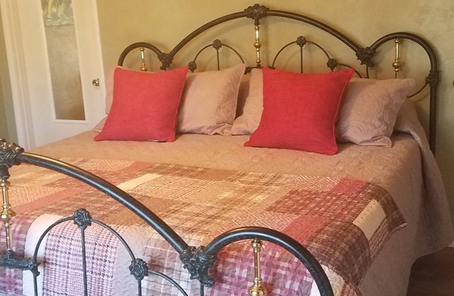 ORCHARD SUITE - Private, Safe & Comfortable Getaway! Hot tub, Pet friendly