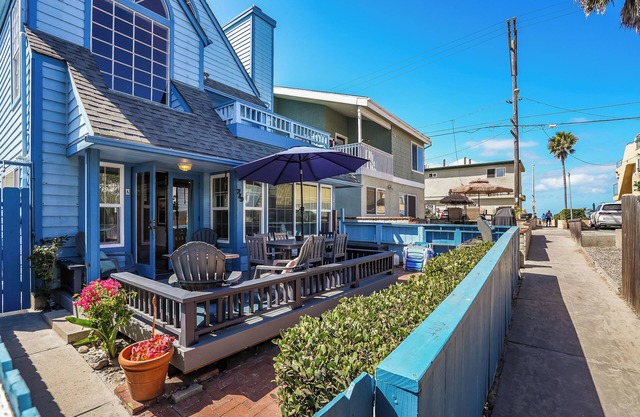 Ormond Beach Oasis - Large Private Patio, Washer/Dryer, Pet Friendly & Steps to Sand!