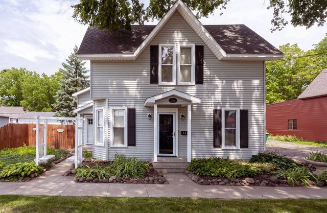 Our historic 140 year old home is a minutes walk to Downtown Flushing