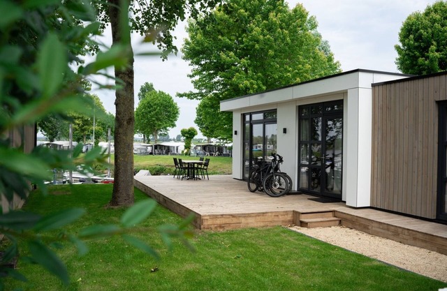 Our luxurious, attractive and detached holiday villas for 4 people 95% have a unique view of the water and/or one of the marinas. The luxurious villa offers a lot of privacy, a high level of comfort and has a spacious hardwood outdoor terrace. All th