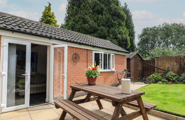 OUZI'S PLACE, pet friendly, with a garden in Shepshed
