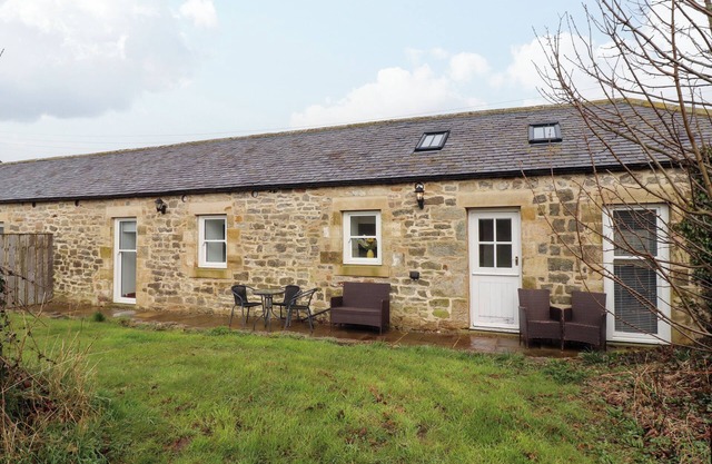 PADDY'S MOUNT COTTAGE, pet friendly, with a garden in Embleton