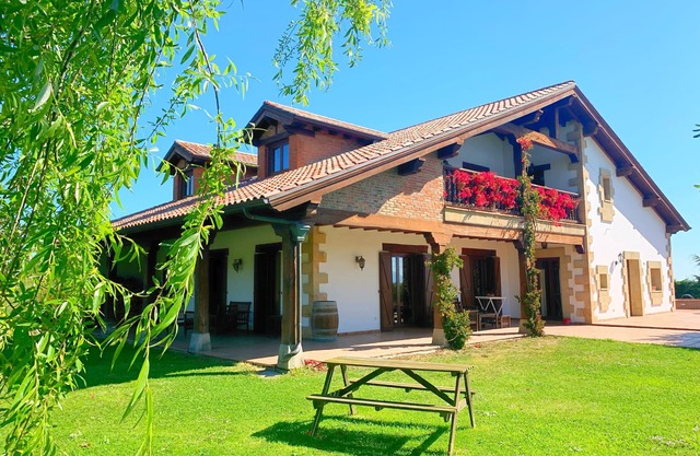 Palace house with pool. for 20 people in Cantabria, 9km from Santander.